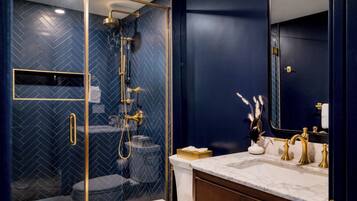 Lofted Queen Suite-Room 9 | Bathroom