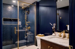 Lofted Queen Suite-Room 9 | Badezimmer