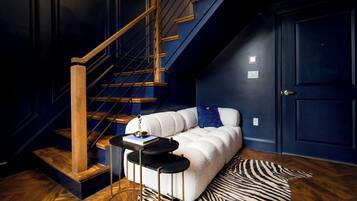 Lofted Queen Suite-Room 8 | Interior