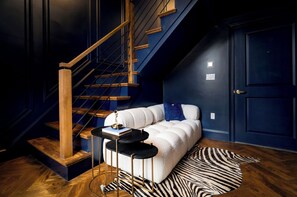 Lofted Queen Suite-Room 8 | Interior