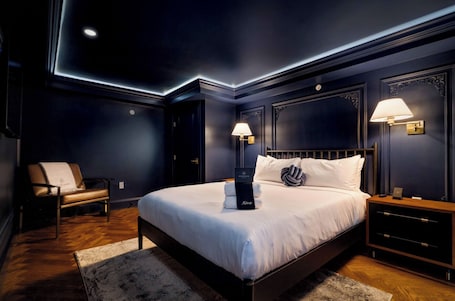 Espacio para trabajar con laptop y tabla de planchar con plancha . The Highliner Hotel