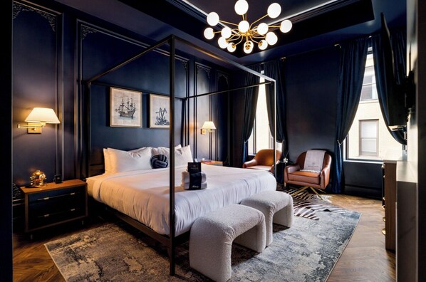 King Suite-Room 3 | Laptop workspace, iron/ironing board, free WiFi