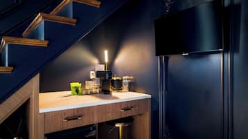 Lofted Queen Suite-Room 7 | Interior