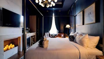 King Suite-Room 4 | Laptop workspace, iron/ironing board, free WiFi