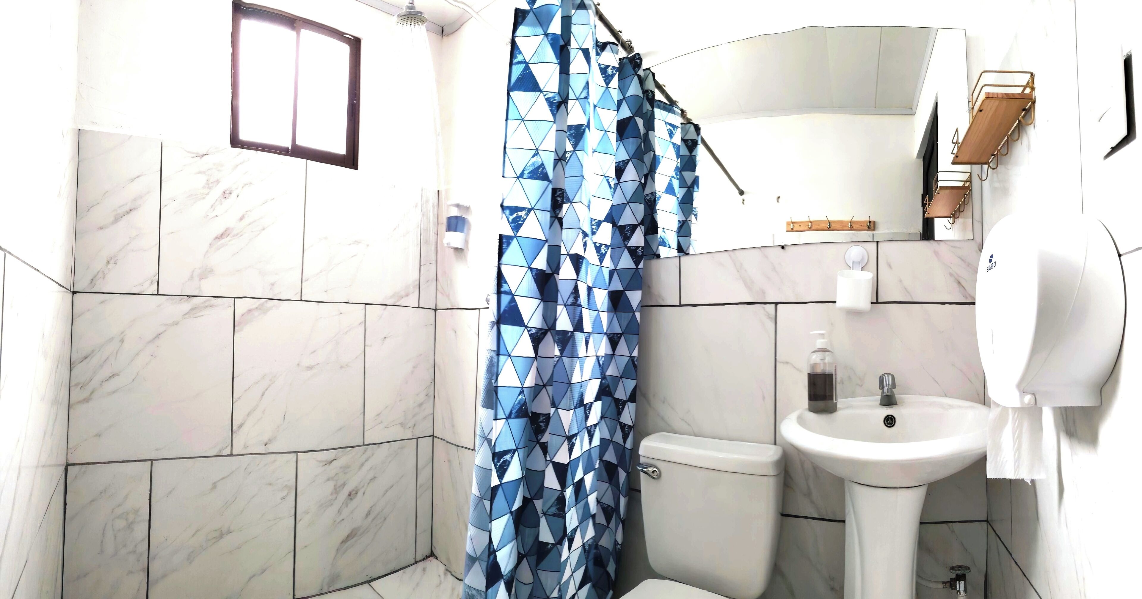 Un baño con ducha, inodoro y lavabo.