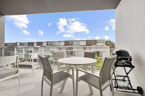 Outdoor dining - Spacious 2-bed Apartment in North Fremantle (Perth)