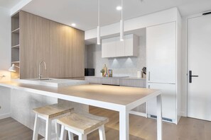 apartman | Privát konyha | Etetőszék és főzőedények/tányérok/evőeszközök