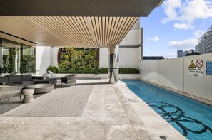 Una piscina al aire libre