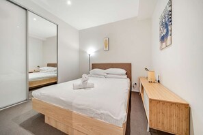 2 bedrooms, iron/ironing board, bed sheets - Canberra Lakefront 2-bed With Pool, (Canberra)