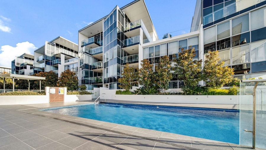 Canberra Lakefront 2-bed With Pool,