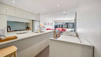 Apartamento | Cozinha privada | Talheres/pratos/utensílios de cozinha