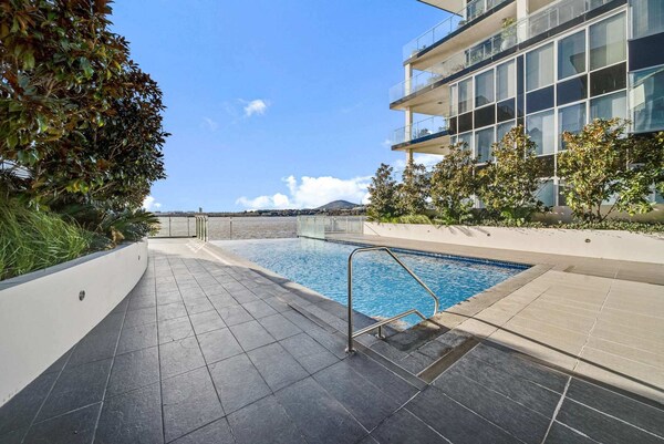 Canberra Lakefront 2-bed With Pool, - Canberra