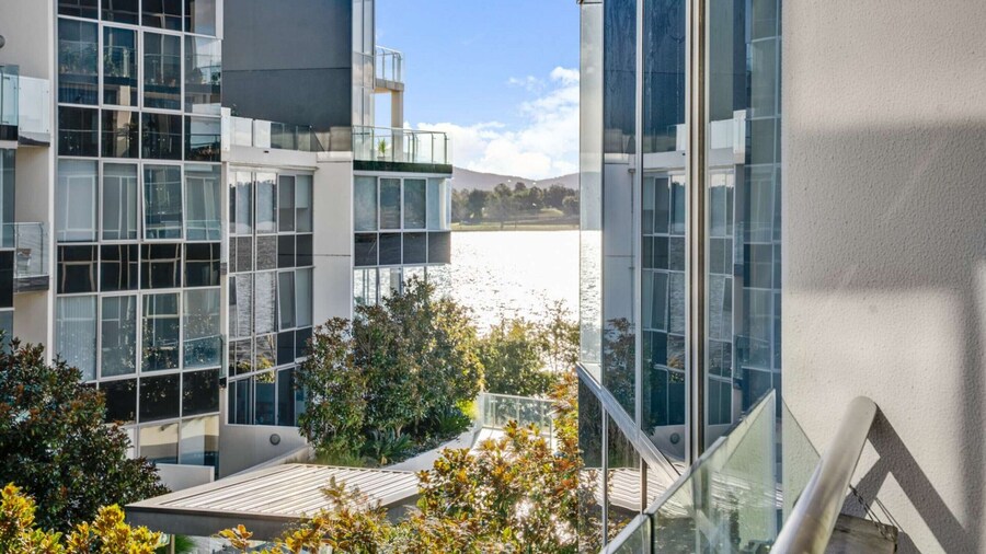 Canberra Lakefront 2-bed With Pool,
