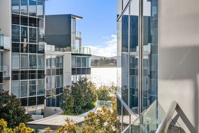 Canberra Lakefront 2-bed With Pool,