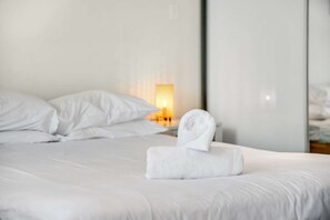 2 habitaciones, tabla de planchar con plancha y ropa de cama 