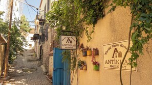 المنشأة من الخارج