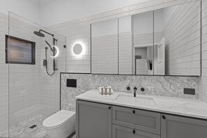 Apartamento | Banheiro | Secador de cabelo, toalhas de banho, sabonete, shampoo