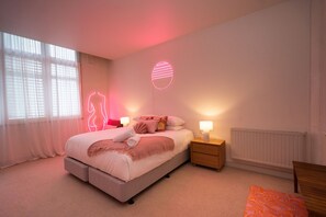 3 عدّة غرف نوم ومكواة/لوح كي وملاءات أسرّة