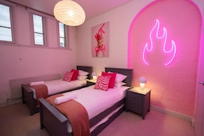 3 عدّة غرف نوم ومكواة/لوح كي وملاءات أسرّة