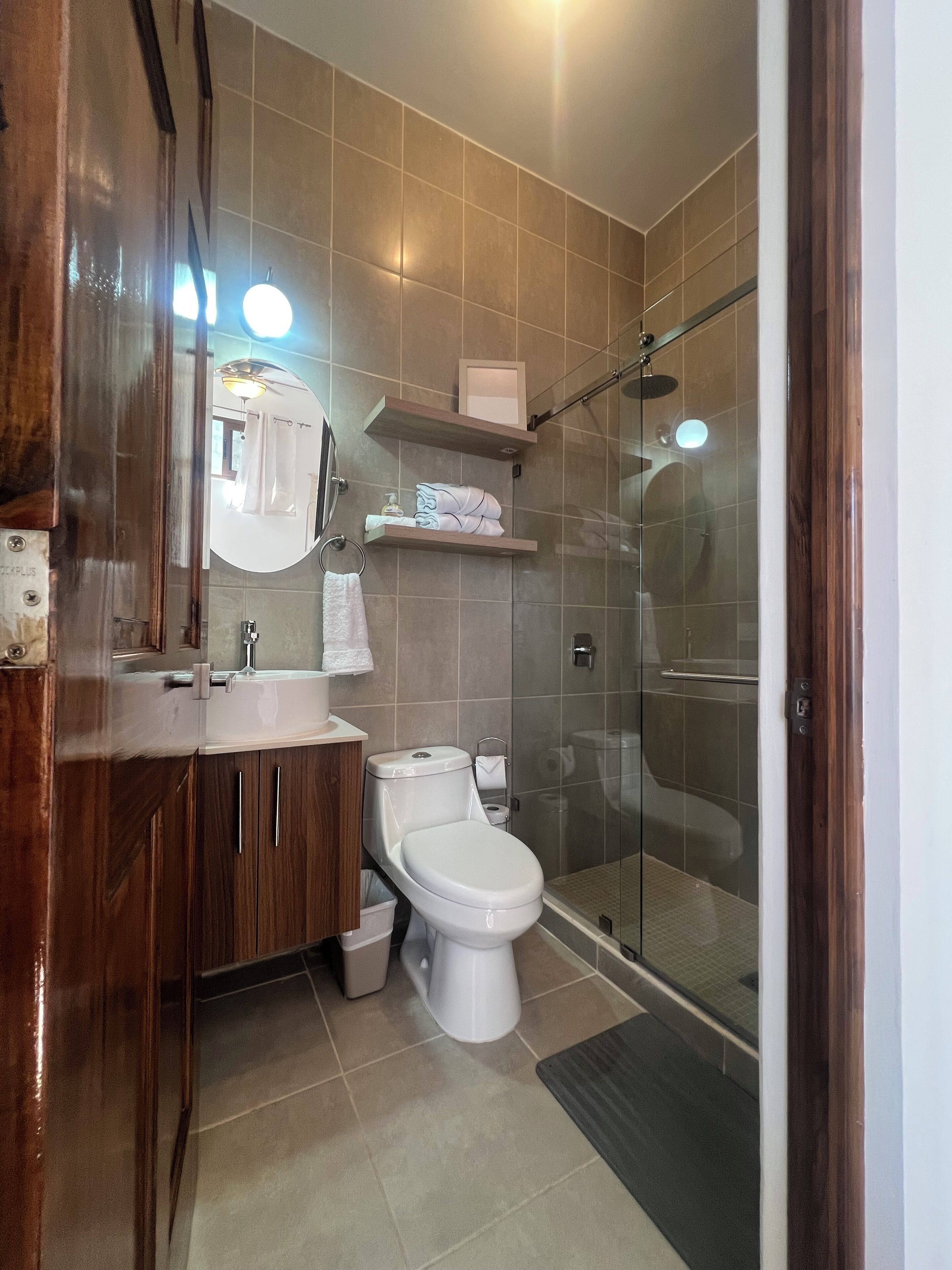 Douche, sèche-cheveux, bidet, serviettes fournies