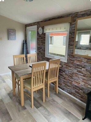 Dining - Brynowen Holiday Park - Holiday Accommodation 19396 (Borth)