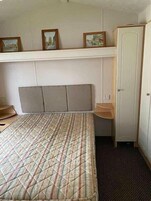 2 dormitorios, decoración individual, mobiliario individual