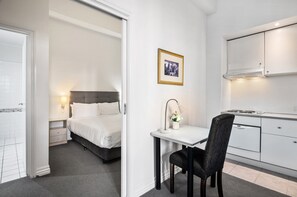 1 غرفة نوم ومساحة عمل للكمبيوتر المحمول ومكواة/لوح كي