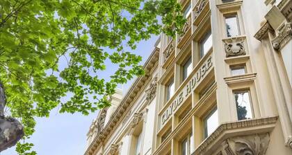Bright 1-bed Apartment Steps From Collins Street