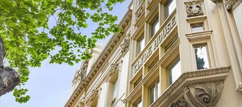 Bright 1-bed Apartment Steps From Collins Street