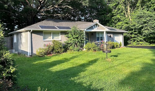 Beautiful view of the Barren River while you relax in this comfy 3 bedroom home