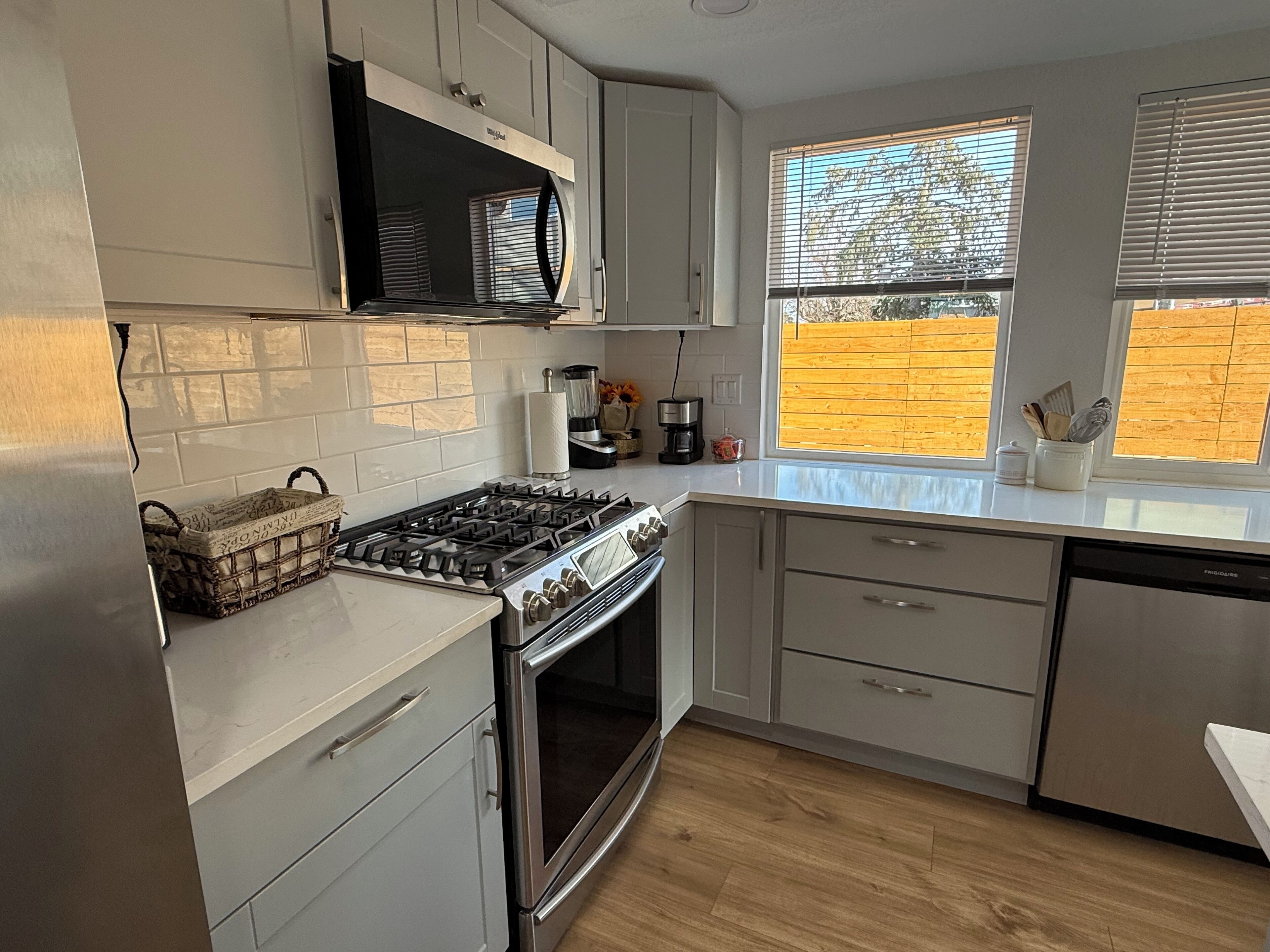 Frigorífico, microondas, horno y placa de cocina