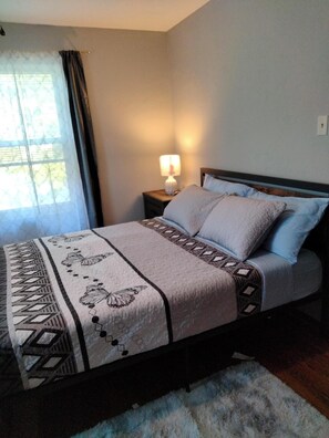 2 habitaciones, tabla de planchar con plancha, wifi y ropa de cama