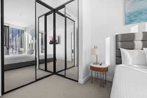 1 habitación, tabla de planchar con plancha y ropa de cama