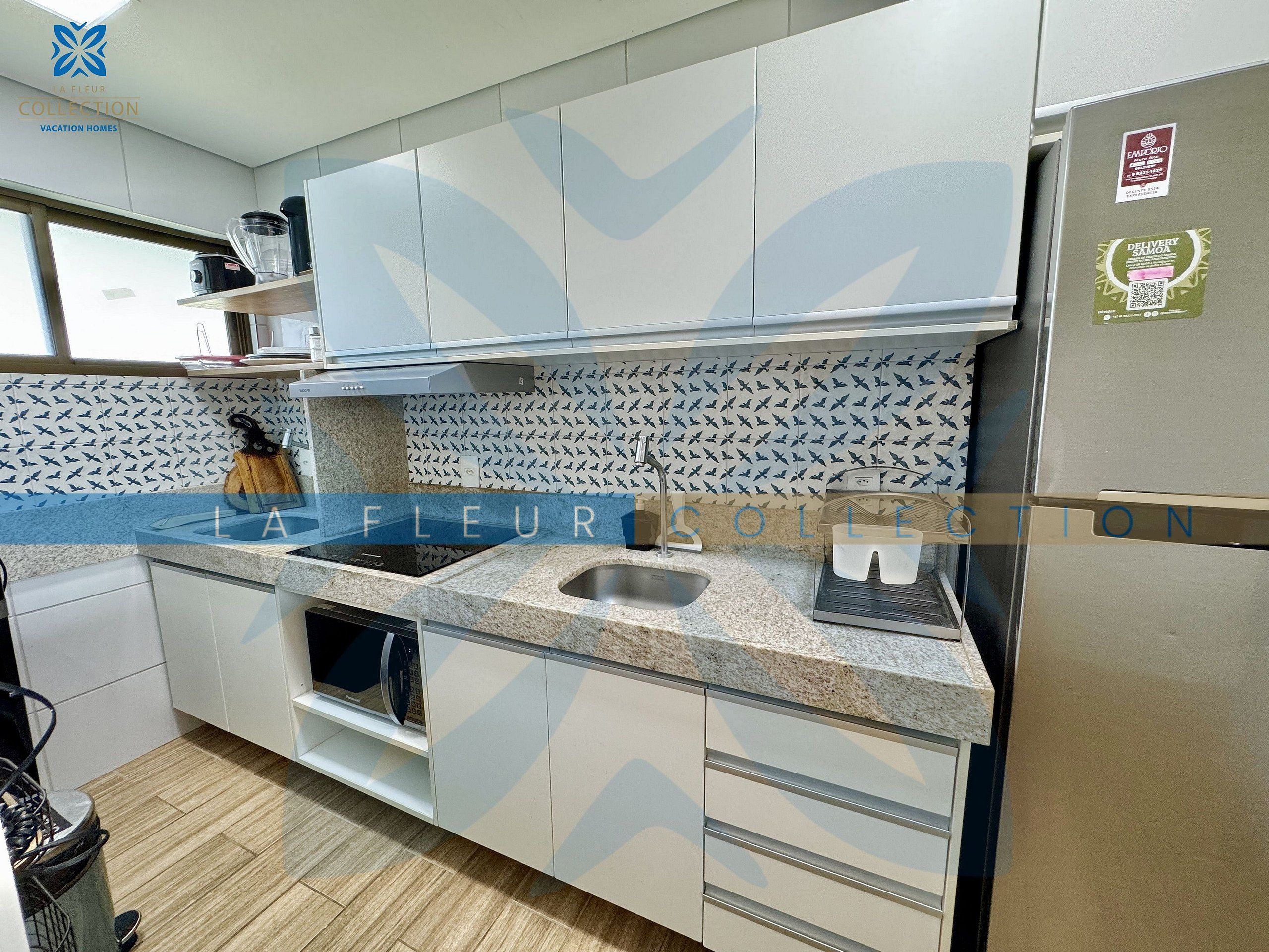 Cafetera y tetera, refrigerador, microondas y horno 
