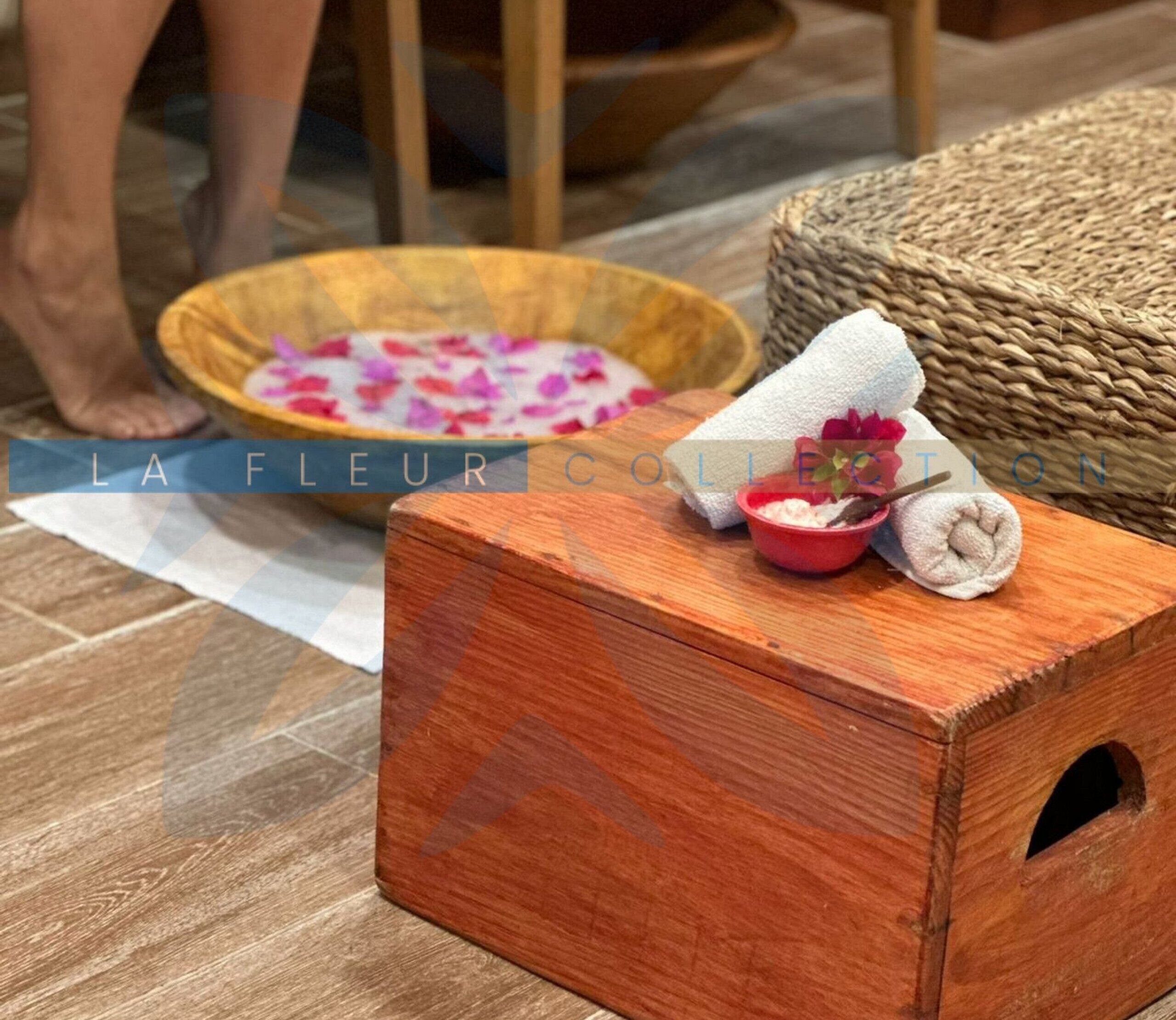 Una scatola di legno con un asciugamano e una piccola ciotola su un pavimento in legno.