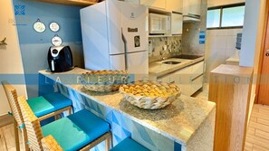 ثلاجة، ميكروويف، فرن، ماكينة لصنع القهوة/الشاي