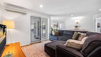 Apartment | Living room | Fireplace