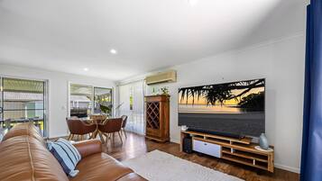 Apartment | Living room | Fireplace