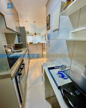 Fridge, microwave, oven, coffee/tea maker