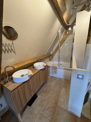 Dusj, hårføner, håndklær og såpe