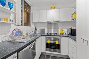 Private kitchen - Charming 2-bed Terrace in Prestigious Ascot (Brisbane)