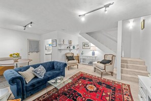 Living room - Charming 2-bed Terrace in Prestigious Ascot (Brisbane)