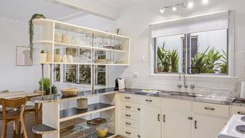 Apartment | Private kitchen | Cookware/dishes/utensils