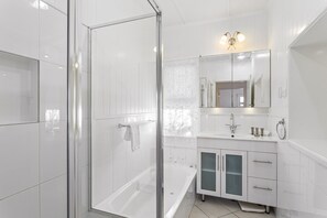 Apartment | Bathroom - Beachside 3-bed Family Home With Parking & Veranda (Scarborough)