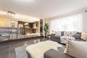 Televisión, chimenea y oficina 