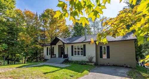 Le Panda | Relaxing chalet with spa, lakefront