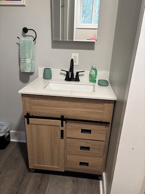 مجففات شعر، مناشف، صابون، ورق حمّام