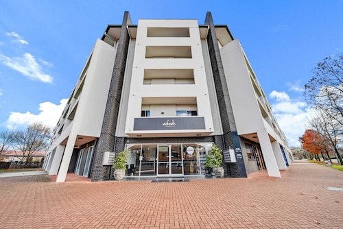 Comfy Lakeside 1-bed With Secure Parking