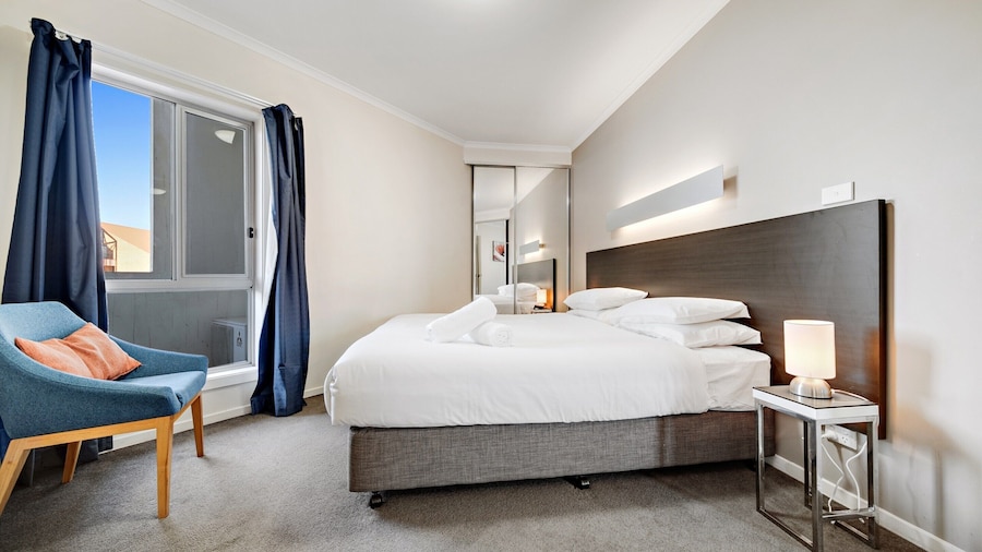 Comfy Lakeside 1-bed With Secure Parking