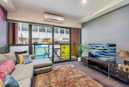 Sleek & Central 2-bed Apartment in Melbourne